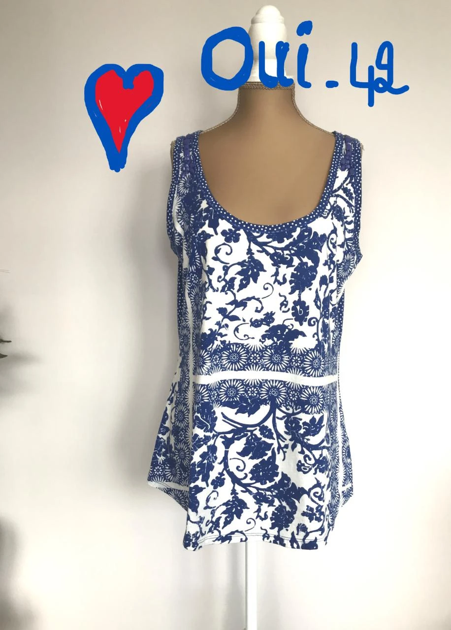 QUI M42 blauw wit bloesje zonder mouwen met parels .